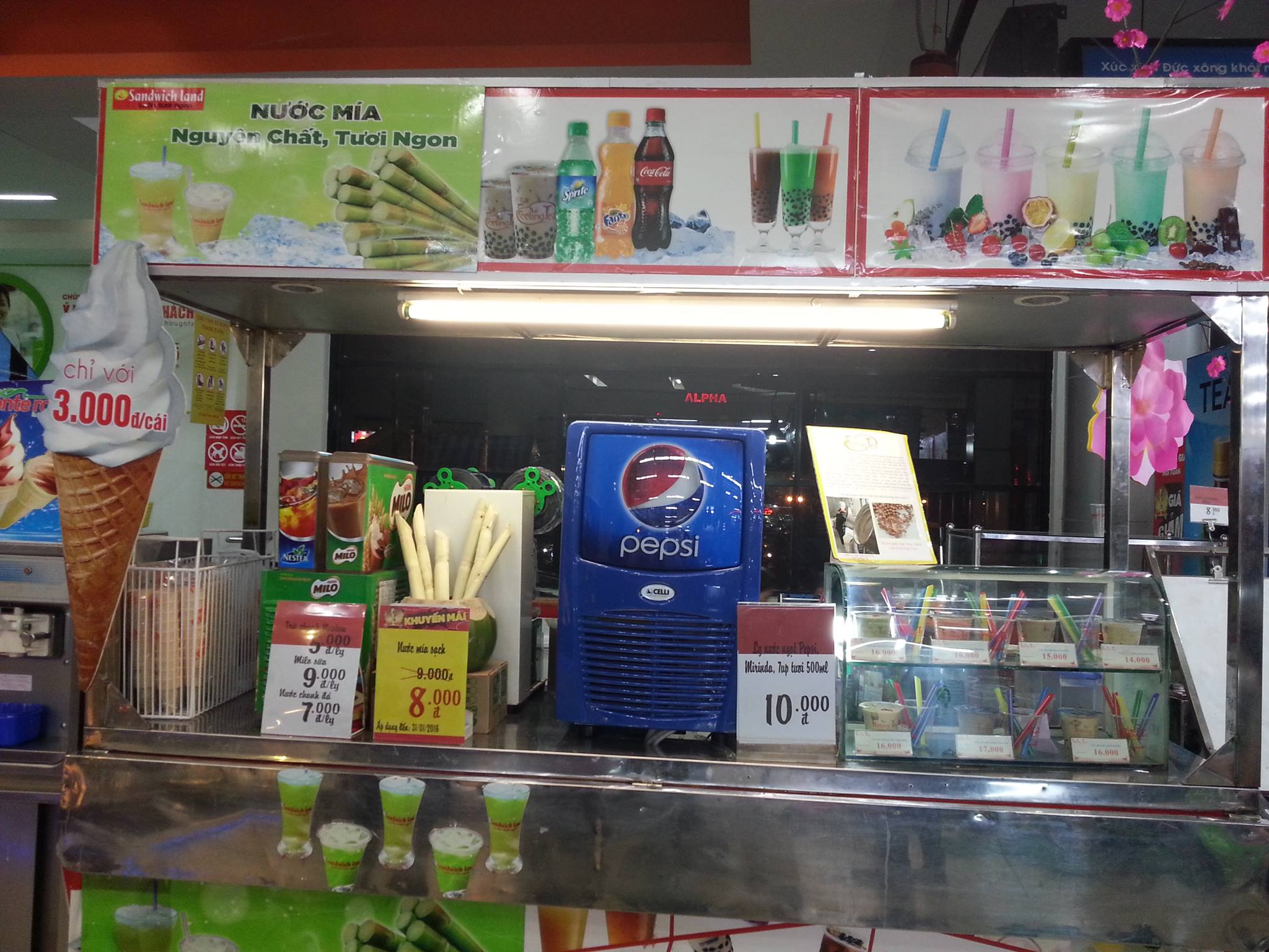 gian hang trung bay san pham moi 01