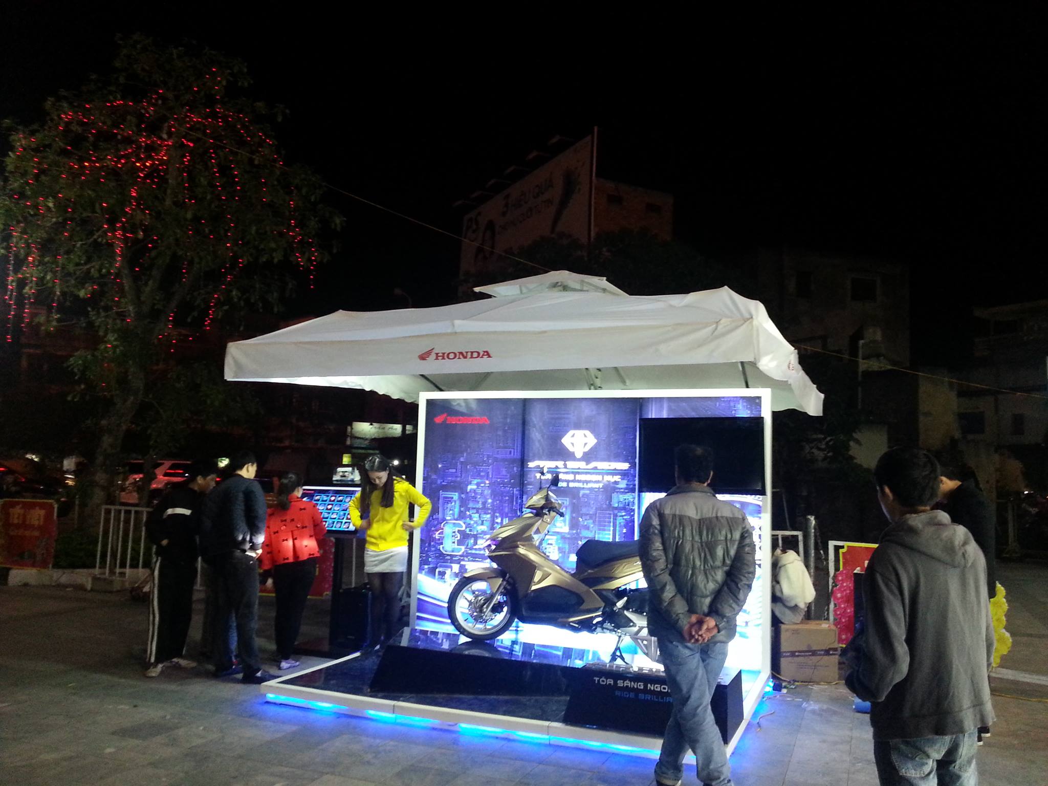 gian hang trung bay san pham moi 03