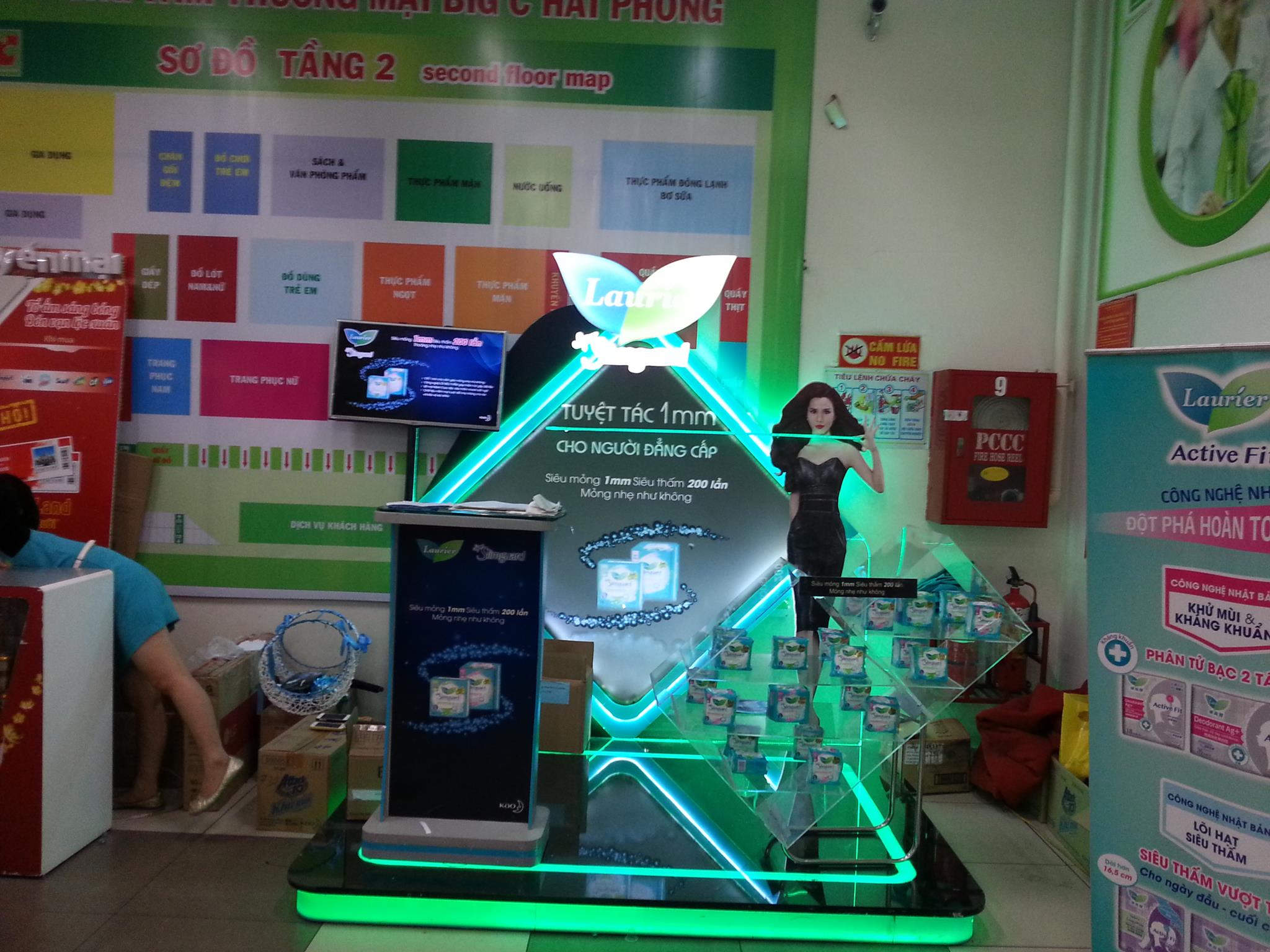 gian hang trung bay san pham moi 04