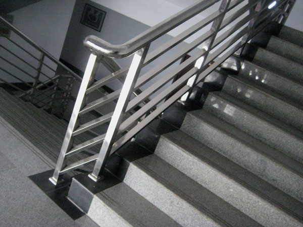 cau thang sat inox 35